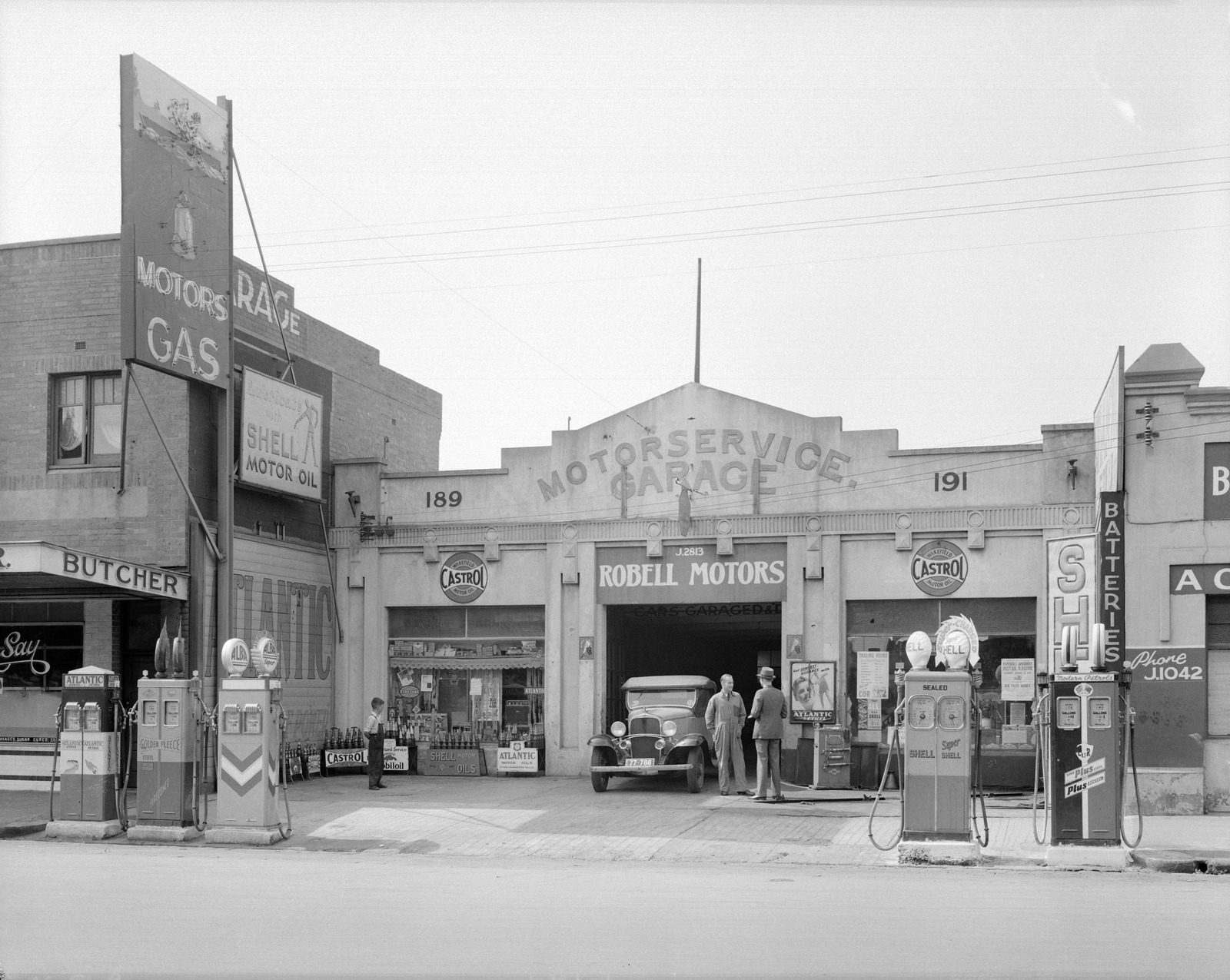 Robell Motors Motorservice Garage Collingwood with petrol pumps in foreground